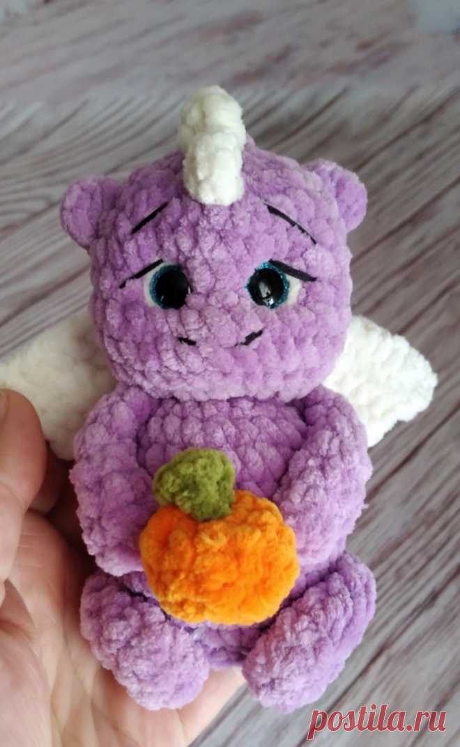 PDF Дракончик крючком. FREE crochet pattern; Аmigurumi toy patterns. Амигуруми схемы и описания на русском. Вязаные игрушки и поделки своими руками #amimore - плюшевый дракон, милый дракончик из плюшевой пряжи, динозавр, динозаврик.
