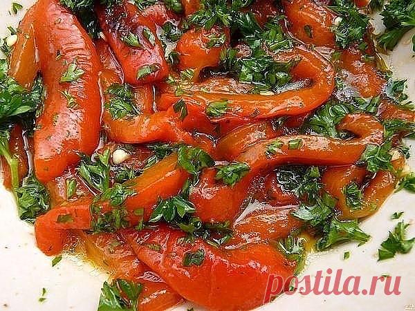 Перец болгарский с чесноком на зиму

Чтобы приготовить перец болгарский с чесноком на зиму, вам понадобится:

перец болгарский – 3 кг
чеснок – 3 головки
укроп свежий – 1 пучок
для маринада:
масло подсолнечное – 250 мл
уксус – 500 мл
сахар – 1 ст.
соль – 3 ст. л.

Как приготовить перец болгарский с чесноком на зиму:

1. Болгарский перец хорошо вымыть под проточной водой, обсушить, очистить от плодоножек и семян, нарезать полосками или крупными кусочками. Для того, чтобы заг...