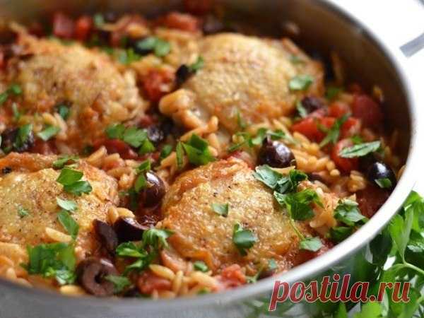 Окорочка запеченные в духовке с рисом.

4 куриных бедрышка с косточками и кожей;
соль и перец (черный или красный) – по вкусу;
1 ст. ложка растительного масла;
4 зубчика чеснока;
1 банка (350 мл) консервированных нарезанных помидоров;
10 черных оливок без косточек;
0,5 ч. ложки хмели-сунели;
2 чашки куриного бульона;
1 стакан длиннозерного риса;
маленький пучок петрушки (по желанию).

1. Вымойте в проточной воде куриные бёдрышки и просушите их бумажным полотенцем. Затем по...