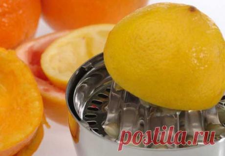 Как выбрать соковыжималку?
У современной женщины в арсенале много бытовых приборов, которые облегчают ведение домашнего хозяйства. Но к соковыжималке каждая из нас относится с особым трепетом. Ведь хорошая соковыжималка — это возможность пить свежевыжатые соки, вести здоровый образ жизни, заготовить соки на зиму.