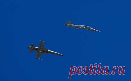 В Бразилии разбился истребитель. Истребитель F-5M Военно-воздушных сил Бразилии разбился во время тренировочного полета недалеко от авиабазы, пилот выжил, сообщает издание Correio Braziliense.