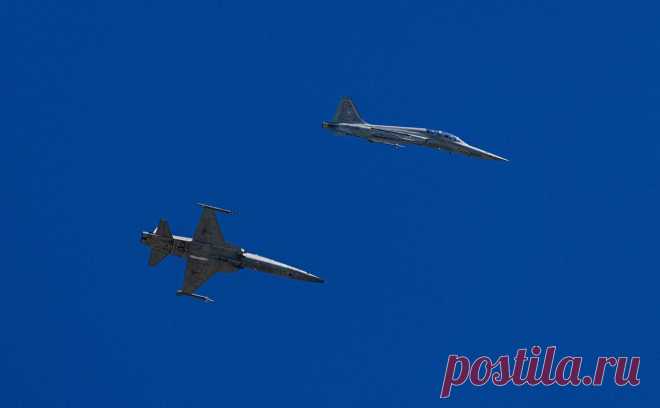 В Бразилии разбился истребитель. Истребитель F-5M Военно-воздушных сил Бразилии разбился во время тренировочного полета недалеко от авиабазы, пилот выжил, сообщает издание Correio Braziliense.
