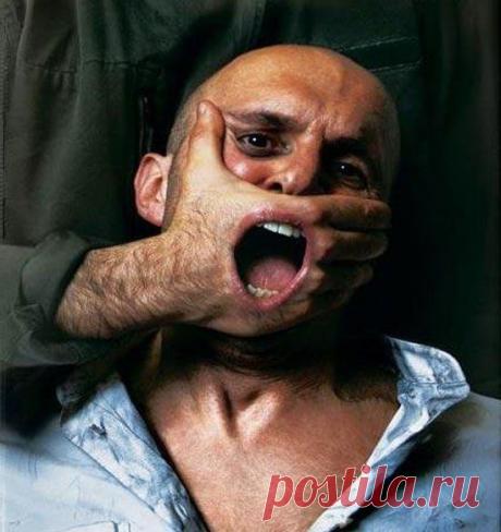 Не слушайте!

1. Не слушайте разорившегося человека, который рассказывает вам, как стать богатым.
2. Не слушайте толстого курящего врача, который рассказывает вам, как стать здоровым.
3. Не слушайте неудачника, который рассказывает вам, как преуспеть.
4. Не слушайте священника, который объявляет вас ничтожным грешником.
5. Не слушайте того, кто плохо отзывается о других людях.
6. Не выслушивайте офисные сплетни.
7. Не слушайте того, кто вас перебивает по любой причине в любое время.