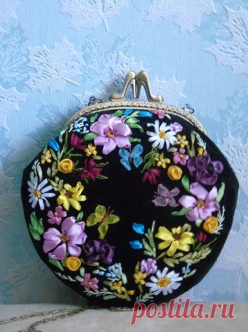 Сумочка, вышитая лентами "Цветочный хоровод" / Вышивка / Вышивка лентами