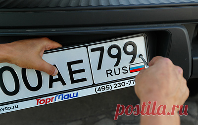 В Госдуме заявили о вреде "блатных" номеров на автомобилях. Такие номера могут ассоциироваться с ОПГ, отметил первый зампред комитета Госдумы по контролю, первый замруководителя фракции "Справедливая Россия - За правду" Дмитрий Гусев