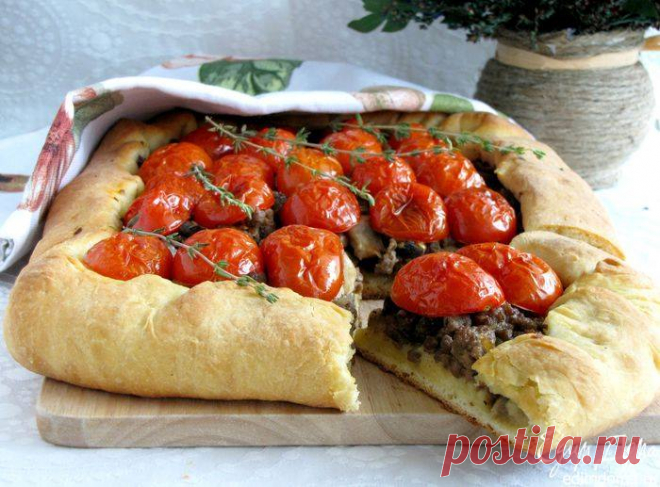 Открытый пирог с бараниной, грибами и помидорами