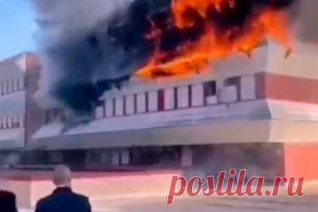 Сильный пожар в казармах карабинеров в Риме попал на видео. В казармах карабинеров в Риме произошел пожар. На видео попало масштабное возгорание на третьем и четвертом этажах здания. Судя по записи, военнослужащим пришлось выпрыгивать из окон, чтобы спастись от огня. Спасатели и местные жители помогали им спуститься. Причины пожара устанавливаются.