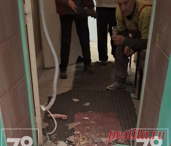 В частной школе в Санкт-Петербурге обрушился потолок. В Петербурге в частной школе в Адмиралтейском районе рухнул потолок. Об этом сообщает Telegram-канал 78. "В одноэтажной учебной пристройке частной школы на Средней Подьяческой улице обвалился потолок — прямо над входом. ...