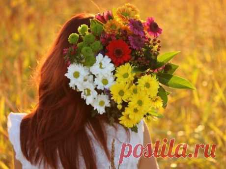 Мне нравится жить!
Каждый день для себя открываю.
В нём новое солнце, не виданный ранее свет…
И снова порывы души - понимаю,
И истинность чувств берегу много лет.
Мне нравится жить,
Наблюдать без претензий, пристрастий...
И, что может быть интересней, новей?!
Когда день за днём через жизненный кастинг
Проходишь, себя открывая, людей…
Мне нравится жить,
Удивляться разумности Жизни,
Подаркам, - что тайна и щедрость сама,
Возможностям новым и свежести мысли,
Безмерности света, конечности зла!Мне нр