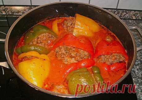 Gefüllte Paprika nach Uroma Susanne - holabys Zutaten 10  Spitzpaprika, gelbe, je nach Größe evtl. mehr500 g Hackfleisch, gemischt1 Zwiebel(n)1 Zehe/n KnoblauchSalz und Pfeffer, schwarzer aus der MühlePaprikapulver100 g Reis, gekochter1  Ei(er)1 kl. Dose/n Tomatenmark500 ml Gemüsebrüheetwas Zucker1 EL Butter1 EL Mehl Zubereitung Aus Hackfleisch, Reis, Ei, Zwiebel und Knoblauch einen Hackfleischteig herstellen und mit den Gewürzen abschmecken. In die Paprikaschoten füllen u...