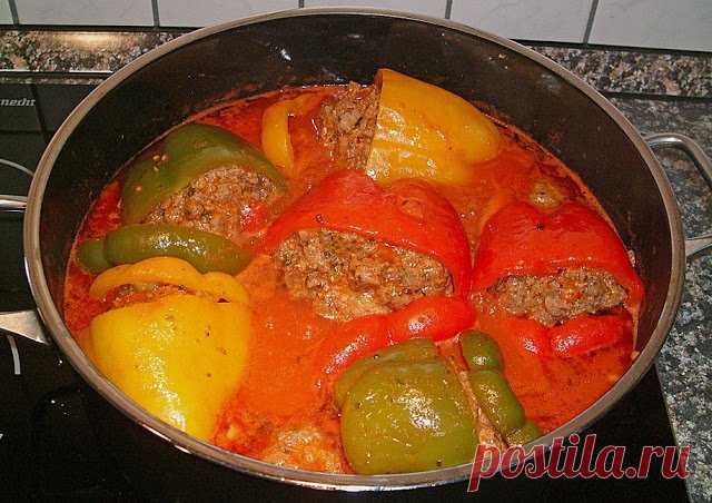 Gefüllte Paprika nach Uroma Susanne - holabys Zutaten 10  Spitzpaprika, gelbe, je nach Größe evtl. mehr500 g Hackfleisch, gemischt1 Zwiebel(n)1 Zehe/n KnoblauchSalz und Pfeffer, schwarzer aus der MühlePaprikapulver100 g Reis, gekochter1  Ei(er)1 kl. Dose/n Tomatenmark500 ml Gemüsebrüheetwas Zucker1 EL Butter1 EL Mehl Zubereitung Aus Hackfleisch, Reis, Ei, Zwiebel und Knoblauch einen Hackfleischteig herstellen und mit den Gewürzen abschmecken. In die Paprikaschoten füllen u...