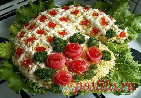 Салат "Новогодние огни"
Для создания праздничного настроения предлагаю вам приготовить салат "Новогодние огни". Он не только очень вкусный, но и невероятно красивый. 
Ингредиенты:
Семга малосоленая — 350 Грамм
Луковица — 1 Штука
Яйцо — 5-6 Штук
Красная икра — 100 Грамм
Морковь — 2-3 Штук
Огурец — 2-3 Штук
Листья салата — 1 Пучок
Майонез — По вкусу
Описание приготовления:
1. Яйца сварите вкрутую, остудите и очистите. Отделите белки от желтков. 
2. Морковь вымойте и отварите до готовности. 
3. Чт