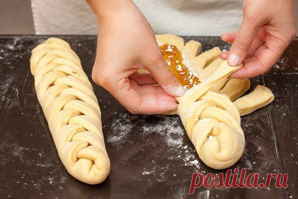 Плетёнки «Проще простого» | БУДЕТ ВКУСНО!
молоко - 160 мл
дрожжи сухие - 1 ч.л.
яйцо - 2 штуки (желток  для смазки)
масло слив - 40 г
сахар - 1/3 стакана
мука - 420-450 г
ваниль
Джем клюкв. - 100 мл
Джем лимон. - 100 мл
крахмал - 2 ч.л.
соль - щепотка
