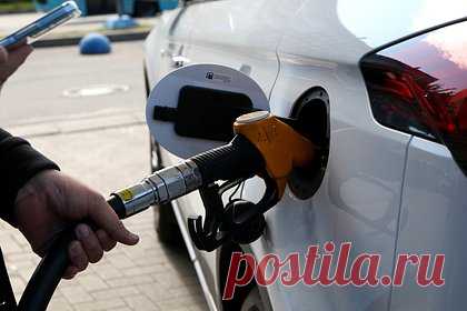 Россиянка с ножом попыталась обокрасть магазин на АЗС и попала в психушку. Жительница Санкт-Петербурга пришла на заправку, попросила кассира дать ей сигареты и зажигалку, а вместо денег достала из кармана нож. В этот момент к кассе подошел мужчина, девушка обратилась к нему и потребовала оплатить сигареты, что он и сделал. Ее задержали росгвардейцы, но из отделения передали врачам скорой.