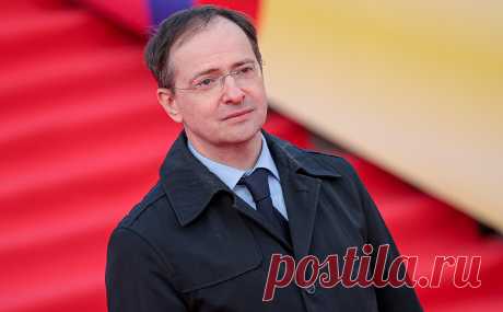 Мединский назвал дедлайн по ответу Украины о переговорах в Гомеле. Помощник президента России Владимир Мединский, возглавляющий российскую делегацию, которая отправилась в Белоруссию на переговоры с Украиной, заявил, что ждет ответа от Украины по поводу переговоров до 15:00 по белорусскому времени.