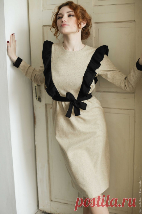 Бежево-молочное платье с чёрными рюшами, поясом и манжетами Купить или заказать Бежево-молочное платье с чёрными рюшами, поясом и манжетами в интернет-магазине на Ярмарке Мастеров. Нарядное и весьма эпатажное платье для смелой и уверенной в себе. Мягкая шерсть песочного цвета с вкраплениями чёрного. Чёрный цвет в основной ткани поддержан рюшами, поясом и манжетами. Смелое и элегантное, это платье отлично подойдёт для праздничного выхода и любого важного мероприятия. Чёрные...