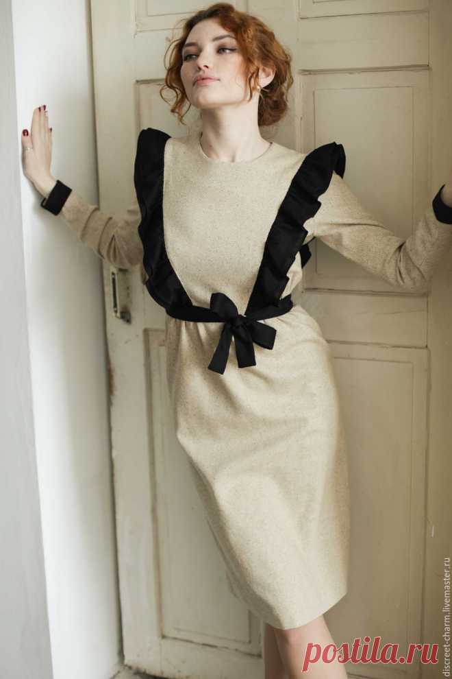 Бежево-молочное платье с чёрными рюшами, поясом и манжетами Купить или заказать Бежево-молочное платье с чёрными рюшами, поясом и манжетами в интернет-магазине на Ярмарке Мастеров. Нарядное и весьма эпатажное платье для смелой и уверенной в себе. Мягкая шерсть песочного цвета с вкраплениями чёрного. Чёрный цвет в основной ткани поддержан рюшами, поясом и манжетами. Смелое и элегантное, это платье отлично подойдёт для праздничного выхода и любого важного мероприятия. Чёрные...