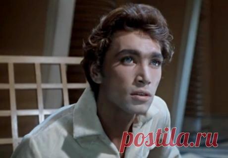 Советские мужчины хотели быть на них похожими, а советские женщины в них влюблялись. Представляем наш рейтинг самых красивых актеров советского кино.