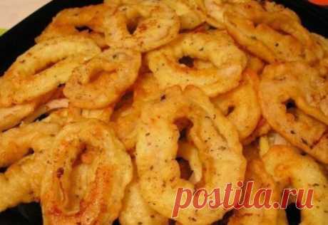 Кальмары в кляре. и вкусные кальмары в разных клярах - вкуснейшая закуска, улетающая моментально! Вам потребуется: Кальмар (600 г.) Перец черный молотый (по вкусу) Поваренная соль (по вкусу) Куриное яйцо (2 шт.) Молоко коровье (1 стак.) Мука пшеничная (200 г.) Как готовить: 1. Для начала нужно обработать кальмары. Снимите кожицу, хору и все внутренности. После того, как вы очистили кальмары, нужно бросить их в кипящую и подсоленную воду. Держать в воде нужно примерно 1 минуту. После этого нужно