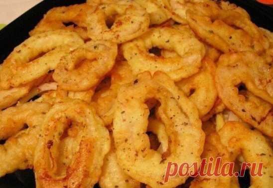 Кальмары в кляре. и вкусные кальмары в разных клярах - вкуснейшая закуска, улетающая моментально! Вам потребуется: Кальмар (600 г.) Перец черный молотый (по вкусу) Поваренная соль (по вкусу) Куриное яйцо (2 шт.) Молоко коровье (1 стак.) Мука пшеничная (200 г.) Как готовить: 1. Для начала нужно обработать кальмары. Снимите кожицу, хору и все внутренности. После того, как вы очистили кальмары, нужно бросить их в кипящую и подсоленную воду. Держать в воде нужно примерно 1 минуту. После этого нужно