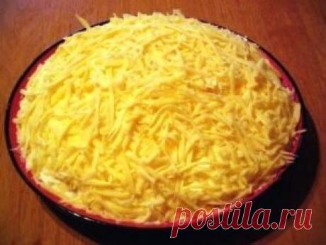 Очень вкусный салат Очень вкусный салат. Ингредиенты: 3 филе курицы,  300 гр твердого сыра,  6 яиц,  стакан сладкого чернослива без косточек,  1 зубчик чеснока,  300 гр готовой пряной морковки по-корейски,  полстакана немного толченых грецких орехов,  500 гр майонеза,  соль,  черный молотый перец по вкусу,  пучок петрушки. Приготовление: Куриное мясо отварить в подсоленной кипящей воде до мягкости. Охладить, нарезать кубиками.