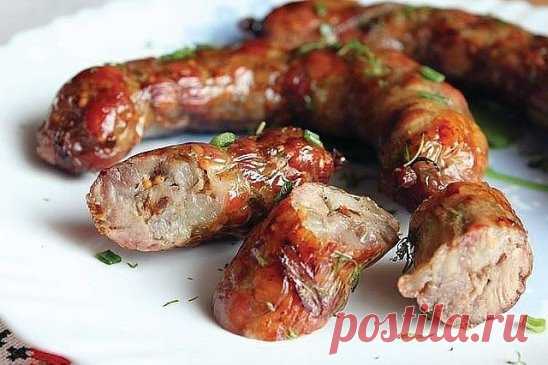 ДОМАШНЯЯ КОЛБАСА В ФОЛЬГЕ
Самая вкусная из всех колбас – это, конечно же, домашняя колбаса, сделанная своими руками, без всяких вредных добавок и примесей.
Но вот проблема: не каждая хозяйка «горит желанием» заморачиваться с кишками. Это кропотливое дело не многих привлекает, особенно с непривычки.
Поэтому сегодня мы вам предлагаем очень простой и потрясающе вкусный рецепт настоящей домашней колбасы, которую можно приготовить без кишок, в фольге. Можно использовать также рукав для запекания ил
