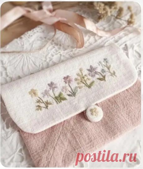 Вышивки на сумках.