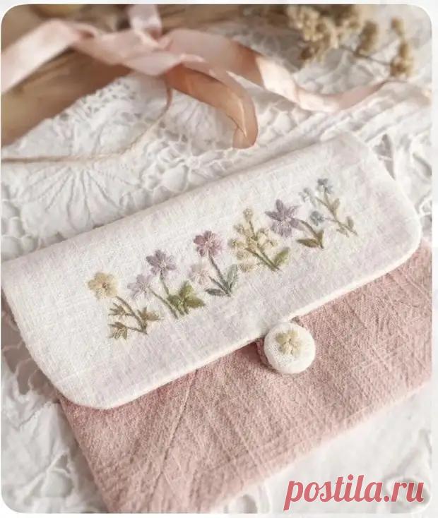 Вышивки на сумках.