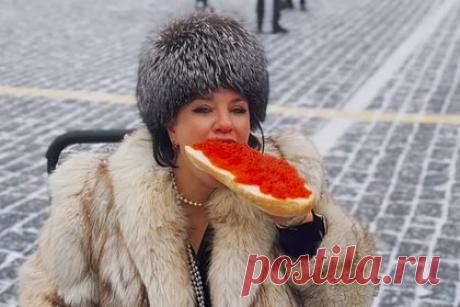 Россиянку в шубе задержали на Красной площади с 14 килограммами икры. Россиянку Гулину Науманн, которая устроила фотосессию с 14 килограммами икры на Красной площади в Москве, задержали полицейские. 41-летняя жительница столицы снимала ролик у Кремля в меховой шапке, шубе и с контейнером икры. Полицейские задержали женщину и отпустили из отделения через три часа без претензий.