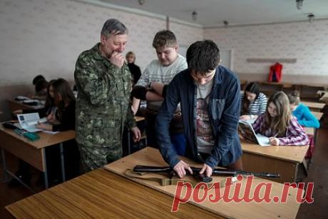 На Украине допустили закрытие части университетов из-за дефицита студентов. Часть университетов на Украине могут закрыть из-за дефицита студентов. Такое решение допустил заместитель главы Министерства образования и науки республики Михаил Винницкий. Он объяснил, что в стране значительно снизилось число выпускников школ, а количество студентов в университетах упало в среднем почти в два раза.