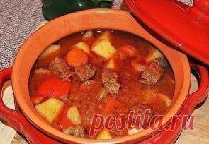 17 потрясающих рецептов блюд в горшочках.
1.Жаркое из курицы по-русски
Ингредиенты:
Курица весом примерно 1 кг, 400г репчатого лука, 50г изюма, 50г ядер грецкого ореха, 50г свежих грибов, 15г сливочного масла, свежая зелень, соль, молотый черный перец.
Для соуса: 25г муки высшего сорта, 400г сметаны, 25г сливочного масла.
Приготовление:
Тушку промыть, обсушить, разрубить на 8 кусков, посолить, поперчить, обжарить до полуготовности. Лук нашинковать полукольцами и обжарить д...