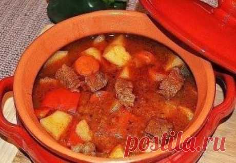 17 потрясающих рецептов блюд в горшочках.
1.Жаркое из курицы по-русски
Ингредиенты:
Курица весом примерно 1 кг, 400г репчатого лука, 50г изюма, 50г ядер грецкого ореха, 50г свежих грибов, 15г сливочного масла, свежая зелень, соль, молотый черный перец.
Для соуса: 25г муки высшего сорта, 400г сметаны, 25г сливочного масла.
Приготовление:
Тушку промыть, обсушить, разрубить на 8 кусков, посолить, поперчить, обжарить до полуготовности. Лук нашинковать полукольцами и обжарить д...