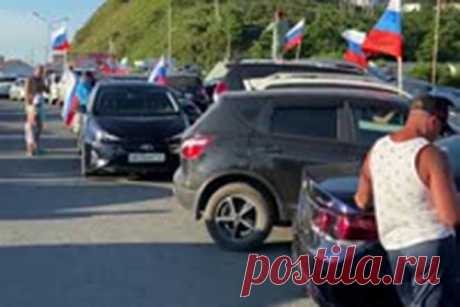 Российские автомобилисты провели акцию We Will Rock You в поддержку олимпийцев. Российские автомобилисты устроили акцию в поддержку национальной сборной на Олимпиаде. Они собирались в группы и гудели на мотив песни Queen — We Will Rock You. Соответствующие видео стали расходиться по соцсетям с хэштегом #wewillROCyou. Самая большая стихийная акция прошла во Владивостоке.