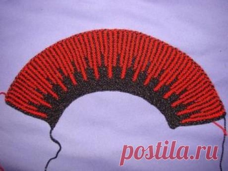 Следки. Автор pushinka 

Вяжутся от пятки к пятке по принципу укороченных рядов: набор 25п, плат. вязка,
1-2 ряд черный цвет 25п.
3-4 красный цвет 20п.
5-6 черный цвет 25п.
7-8 красный цвет 15п.
9-10 черный цвет 25п.
11-12 красный цвет 10п.
13-14 черный цвет 25п.
15-16 красный цвет 15п.
и так далее... а затем просто сшивается