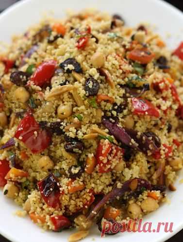 Марокканский кускус с жареными овощами, нутом и миндалем