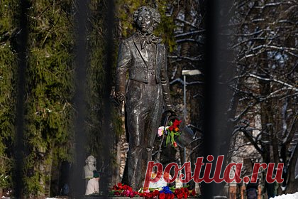 Власти Риги решили снести памятник Пушкину из-за Дня Победы. Правящий блок Рижской думы согласился с ранее высказанной инициативой снести памятник русскому поэту Александру Пушкину в столице Латвии, сообщила вице-спикер органа Линда Озола. Она заявила, что памятник незаконен, а его дни в одном из парков латвийской столицы сочтены. Сам памятник был подарен посольством России.