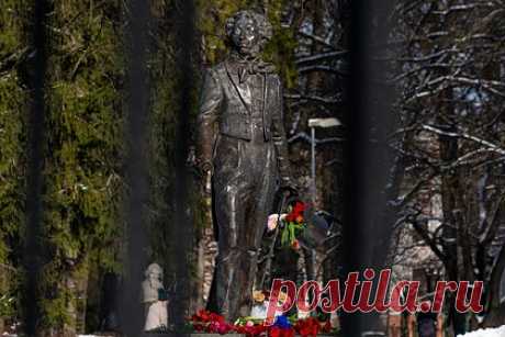 Власти Риги решили снести памятник Пушкину из-за Дня Победы. Правящий блок Рижской думы согласился с ранее высказанной инициативой снести памятник русскому поэту Александру Пушкину в столице Латвии, сообщила вице-спикер органа Линда Озола. Она заявила, что памятник незаконен, а его дни в одном из парков латвийской столицы сочтены. Сам памятник был подарен посольством России.