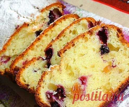 Творожный кекс с изюмом и ягодами
Простой и удачный рецепт приготовления нежного и вкусного творожного кекса. Сухофрукты и ягоды отлично дополняют эту прекрасную выпечку. Очень вкусно!
Ингредиенты
220-250 гр. творога средней жирности;
70 гр. сливочного масла;
100 мл растительного рафинированного масла;
2 куриных яйца;
1 2/3 стакана муки пшеничной в/с;
2/3 стакана сахарного песка;
1 ч. ложка соды пищевой;
щепоть ванилина;
смородина (свежая/замороженная), можно взять и другие ягоды;
изюм.
Творог