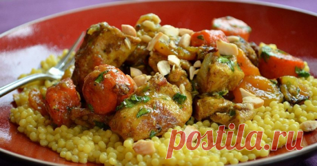 Курица с абрикосами 

Сочетание кисловатых фруктов и мяса достаточно специфическое, но при этом оно давно полюбилось многим. Мясо по-французски, утка с яблоками — эти и многие другие рецепты заняли прочное место в поваренных книгах наших хозяек...