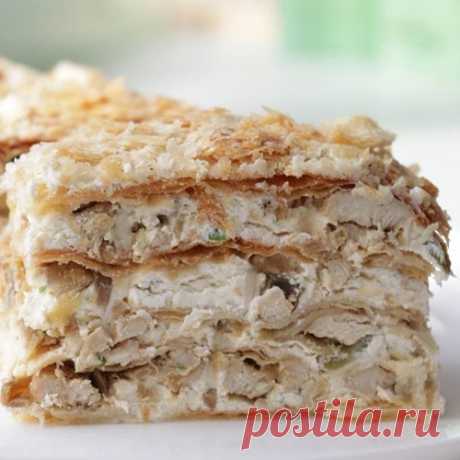 Закусочный слоеный тортик со сливочно-творожным кремом и куриной начинкой