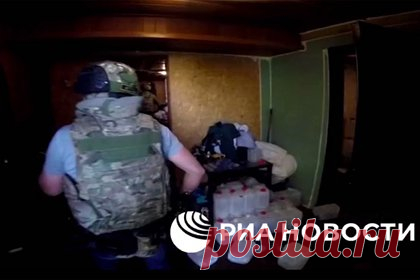 Ликвидация ФСБ подпольной нарколаборатории в подмосковной Шатуре попала на видео. ФСБ показала видео ликвидации подмосковной нарколаборатории, контролируемой с Украины. На кадрах видно, как силовики заходят на участок с домом и проникают внутрь. Они приказывают всем лечь на пол и открыть дверь. Затем сотрудники обходят дом, показывая лабораторное оборудование.