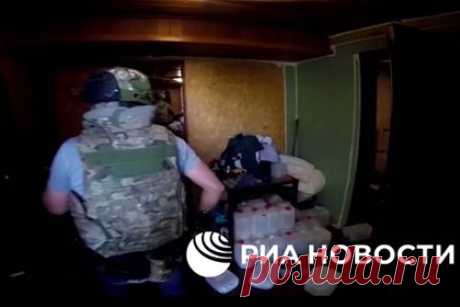 Ликвидация ФСБ подпольной нарколаборатории в подмосковной Шатуре попала на видео. ФСБ показала видео ликвидации подмосковной нарколаборатории, контролируемой с Украины. На кадрах видно, как силовики заходят на участок с домом и проникают внутрь. Они приказывают всем лечь на пол и открыть дверь. Затем сотрудники обходят дом, показывая лабораторное оборудование.
