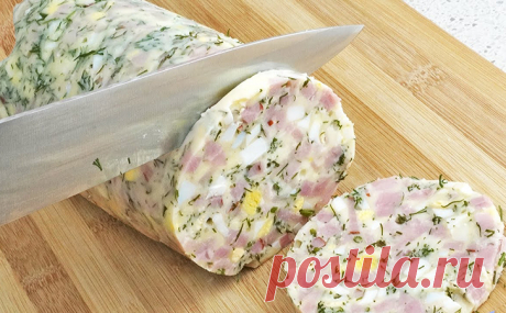 Смешиваем стакан кефира, яйца и немного сосисок: мясной рулет в бутылке готов за час