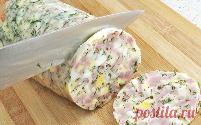 Смешиваем стакан кефира, яйца и немного сосисок: мясной рулет в бутылке готов за час