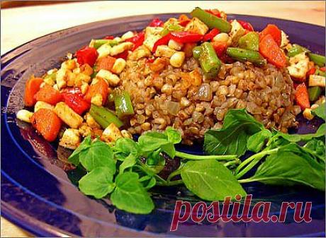 Гречневая каша по-смоленски
 
Гречневая каша по смоленски
Для рецепта вам потребуется:
 
мелкая гречневая крупа (продел) - 1.5 стакана
вода - 4 стакана
лук репчатый - 2 луковицы
пастернак - 2 корня
зелень петрушки - по вкусу
черный молотый перец - 1/2 ч.л.
сметана - 1/2 стаканы
масло сливочное (или топленое) - 2 ст.л.
соль - 1 ч.л.