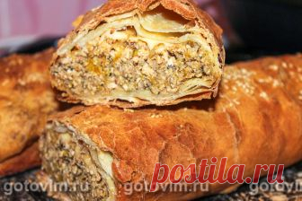 Штрудель с мясом. Рецепт с фото В рецепте штруделе с мясом самое трудоемкое - это замес теста. Проще и быстрее замесить его в тестомешалке, а затем обязательно дать тесту немного отдохнуть в миске под полотенцем. Для мясной начинки можно взять индейку или курицу, добавить немного сыра и копченого мяса (хотя последнее совсем не обязательно). Закусочный штрудель с мясом можно подавать к столу и горячим, и холодным.