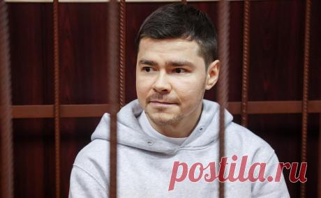 Суд арестовал 28 счетов по делу Аяза Шабутдинова. В деле блогера Аяза Шабутдинова о мошенничестве появился новый фигурант — гендиректор компании, продававшей обучающие курсы. Его объявили в розыск, а 28 счетов, принадлежащих блогеру и его соучастнику, арестовали