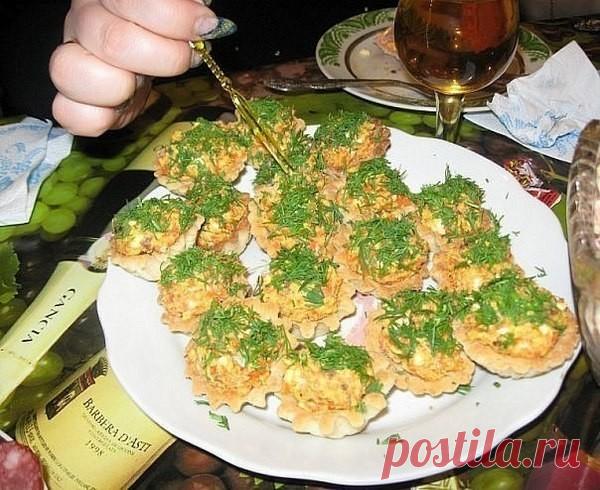 Начинки для тарталеток на вкус и цвет! 10 рецептов!
Сохраняйте, что бы не потерять!
1. Салатик из печени трески.
Автор: Ирина Краснова
Рецепт прост))))))
Ингредиенты.
Баночка консервированной тресковой печени,
4-5 штук отварных куриных яиц ,
по желанию можно добавить лук репчатый.
Способ приготовления .
Слить масло из банки с печенью трески,выложить содержимое банки в салатник,размять вилкой,добавить отварные яйца,тоже размять вилкой,по желанию добавить лук,все перемешать,...