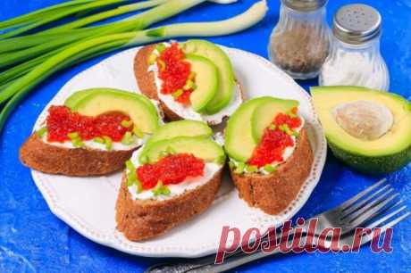 Бутерброды с авокадо и красной икрой — Домашняя кулинария