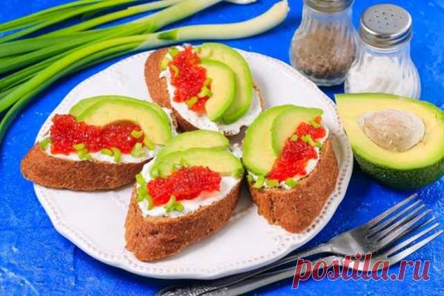 Бутерброды с авокадо и красной икрой — Домашняя кулинария
